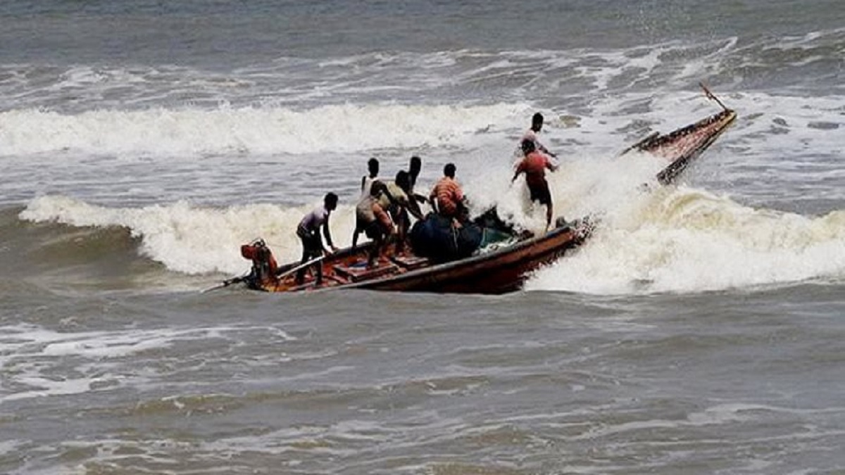 বঙ্গোপসাগরে জাহাজের ধাক্কায় ফিশিংবোট ডুবি, নিখোঁজ ১৩
