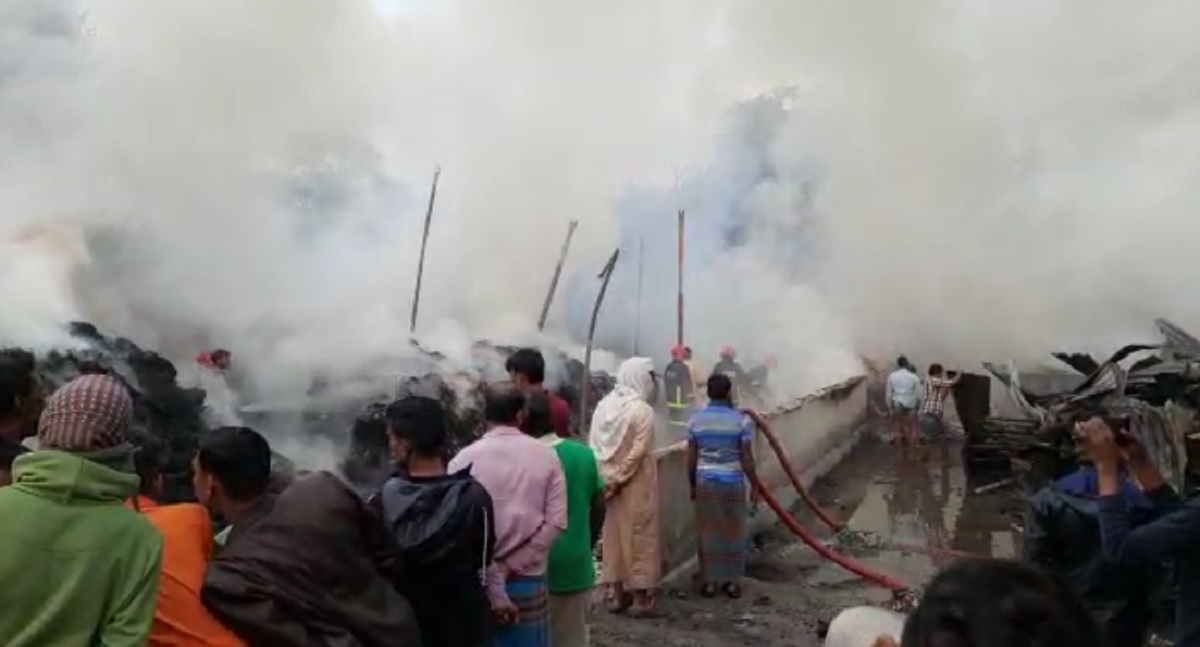 গাজীপুরে ঝুটের গোডাউনে আগুন