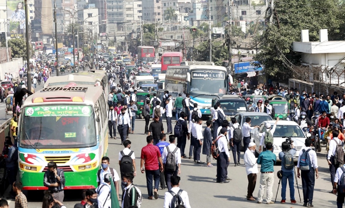 রাজধানীতে আজ থেকে শিক্ষার্থীদের হাফ ভাড়া কার্যকর