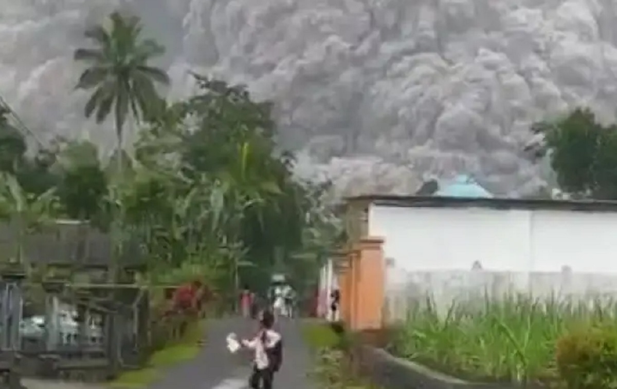 ইন্দোনেশিয়ায় আগ্নেয়গিরির বিস্ফোরণ: নিহতের সংখ্যা বেড়ে ৩৪