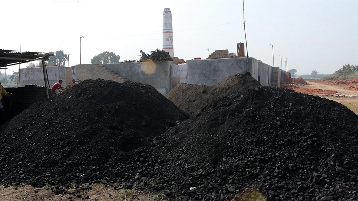 মেহেরপুরে একটি ইটভাটারও নেই ছাড়পত্র