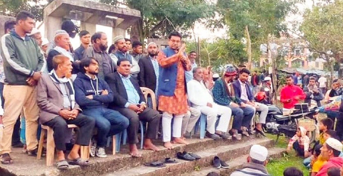 শহিদ বেদীতে জুতা পরে নৌকা প্রতীকের প্রার্থীর নির্বাচনী সভা