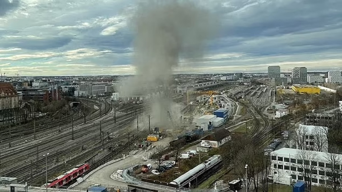 ৭৬ বছর পর বিস্ফোরিত হলো বোমা, আহত ৪