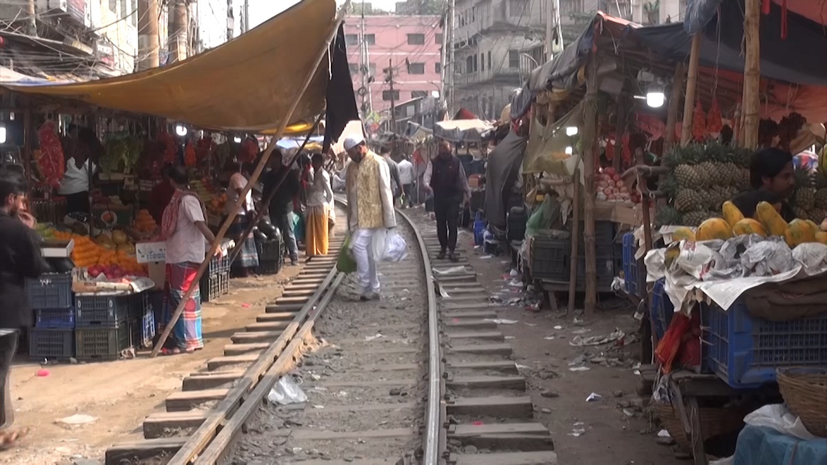নারায়ণগঞ্জ দুর্ঘটনা: লাইনের পাশে দোকান কীভাবে এলো?