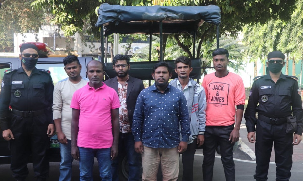 প্রকাশ্যে চাঁদাবাজি করতে গিয়ে আটক ৬