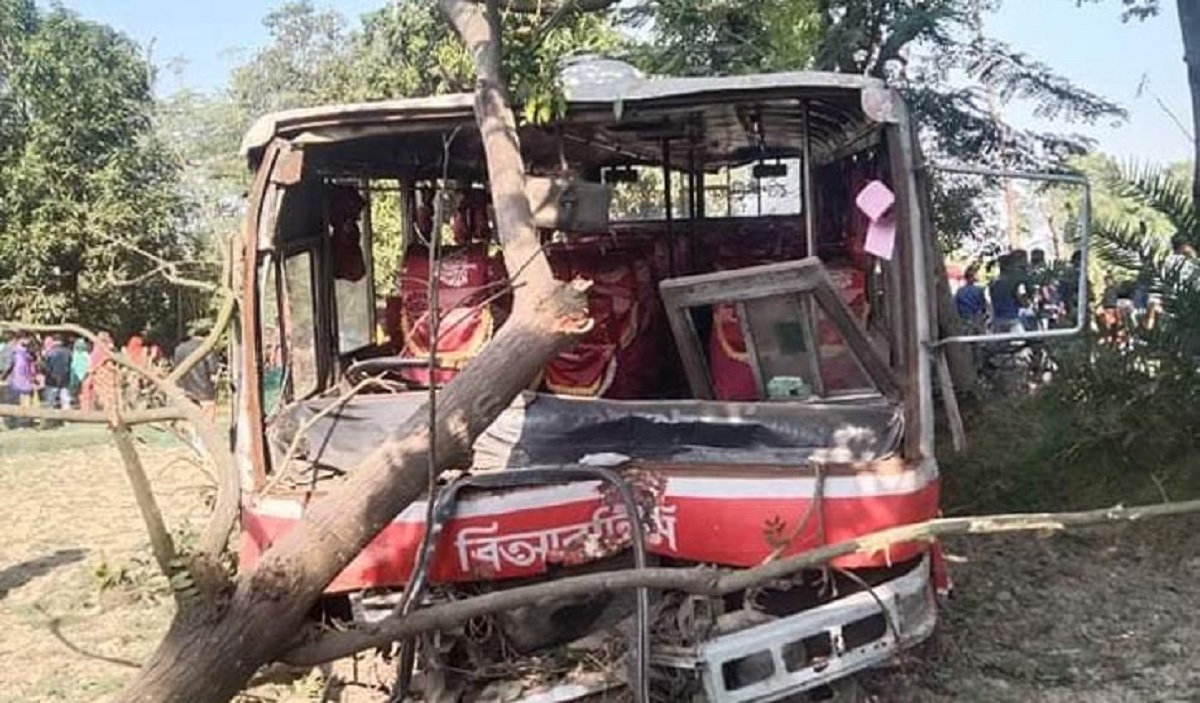 রাজশাহীতে সড়ক দুর্ঘটনায় বাবা-ছেলেসহ নিহত ৩