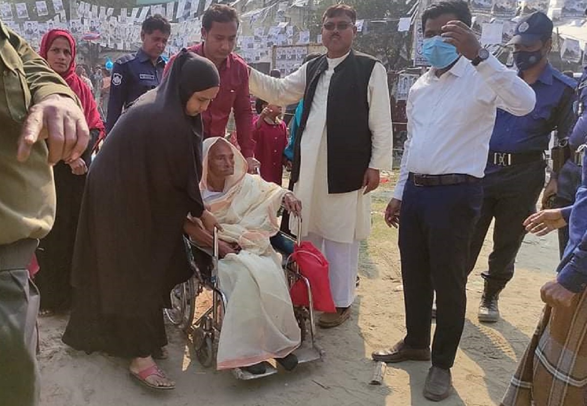 ‘বড় ছেলে কথা শোনে না, ছোট ছেলেকেই ভোট দেবো’