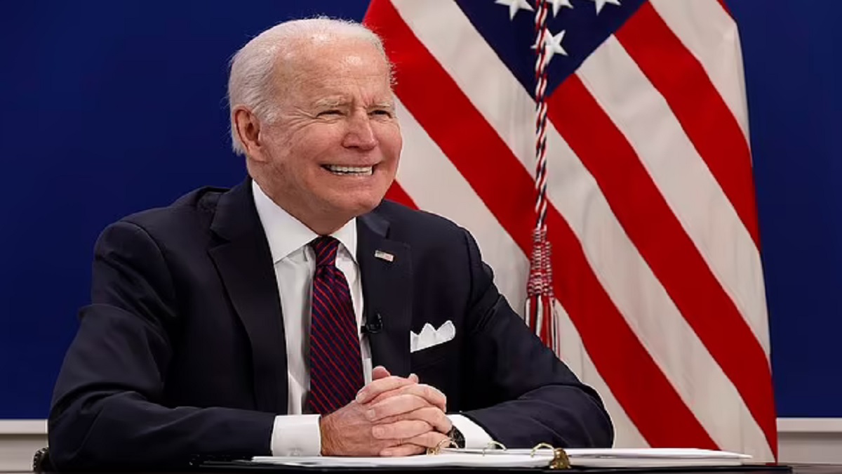 সাংবাদিককে অকথ্য ভাষায় গালি দিয়ে আলোচনায় বাইডেন