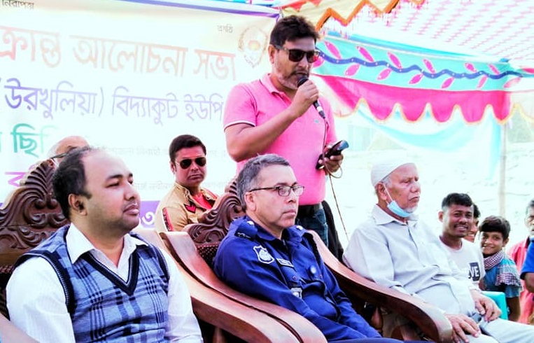 আ. লীগ প্রার্থীর প্রচারণায় বিএনপি নেতার দাবি, ‘ওসি নৌকার জন্য ভোট চেয়েছেন’