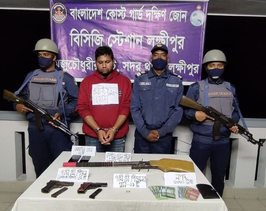 দুটি বিদেশি পিস্তল ও বুলেটসহ আটক ১
