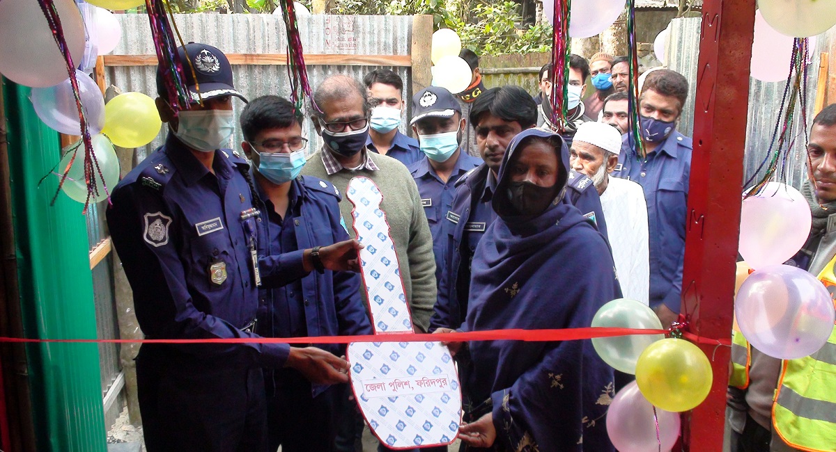অসহায় নারীকে বাড়ি ও দোকান বানিয়ে দিলো ফরিদপুর জেলা পুলিশ