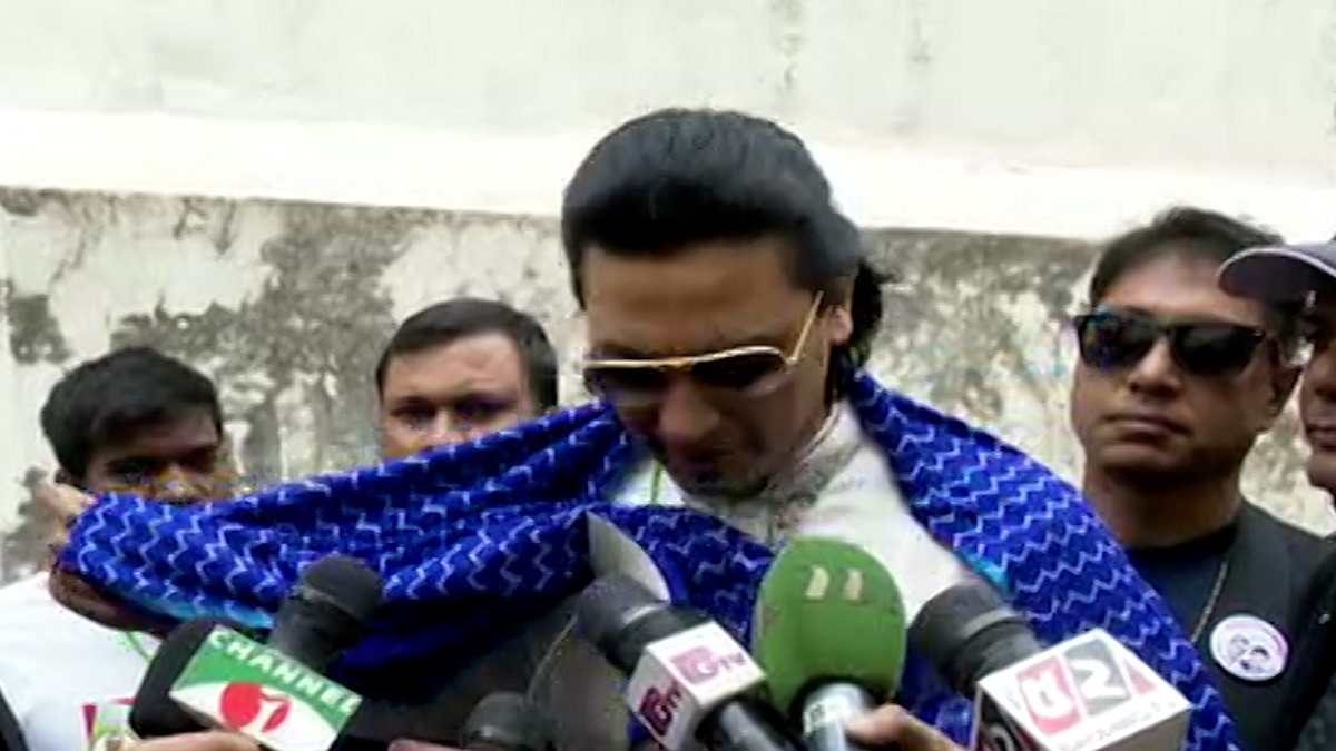 ‘কোথায় টাকা’, চাদর খুলে দেখালেন জায়েদ