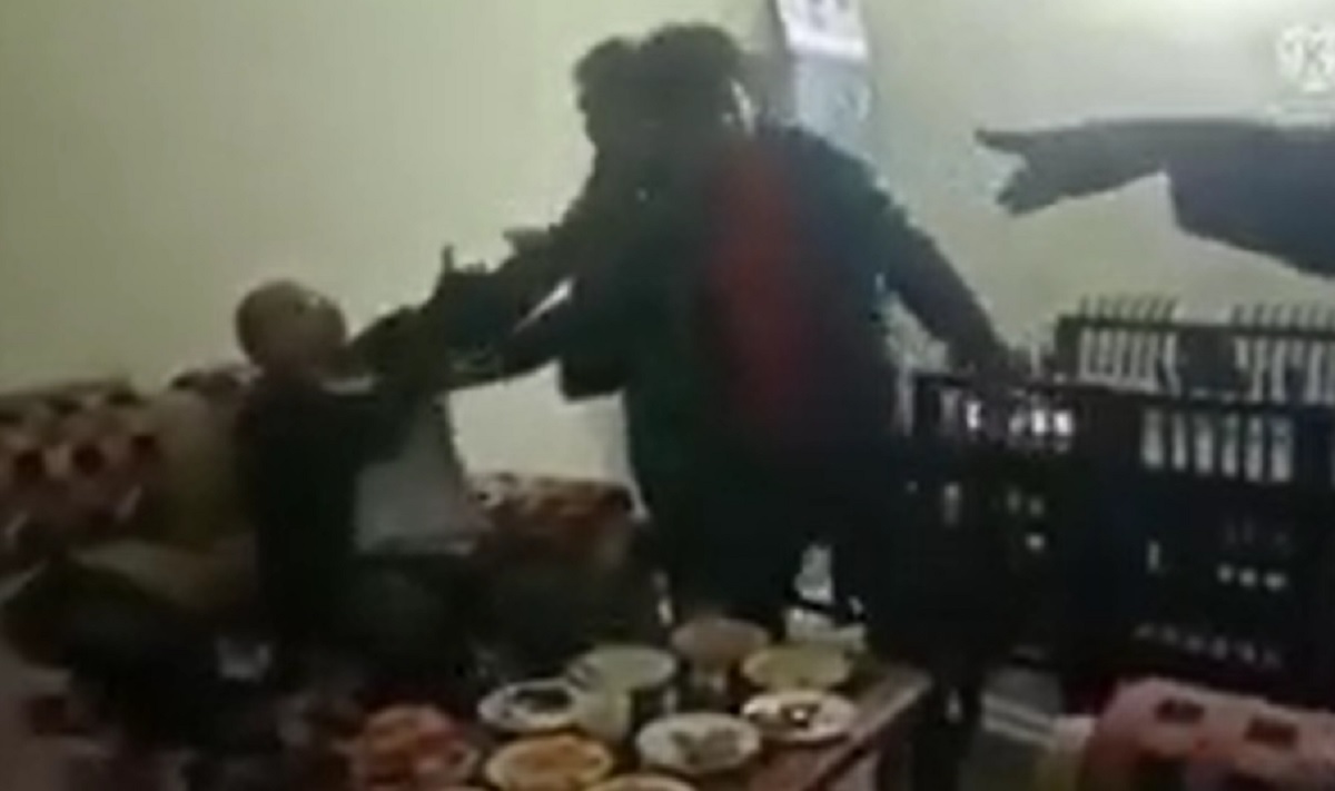 বাঁশখালী পৌরসভার সদ্য বিদায়ী মেয়রকে ঘরে ঢুকে মারধর