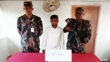 কক্সবাজারে ৫৭ ভরি ওজনের ৪টি স্বর্ণের বারসহ আটক ১