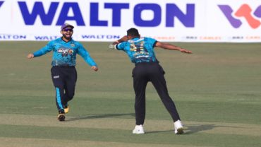 চট্টগ্রামের দেয়া ১৪৪ রানের লক্ষ্যে ব্যাট করছে খুলনা
