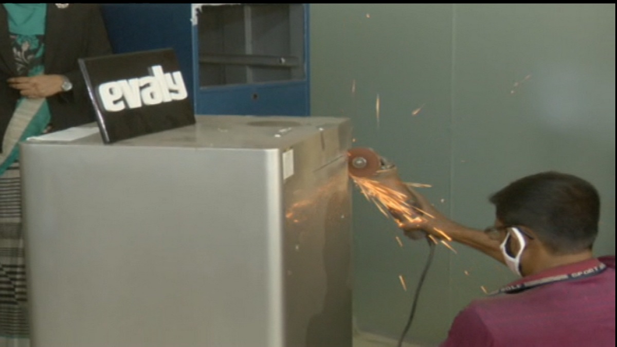 ইভ্যালির ভল্ট কেটে পাওয়া গেল ২৫০০ টাকা