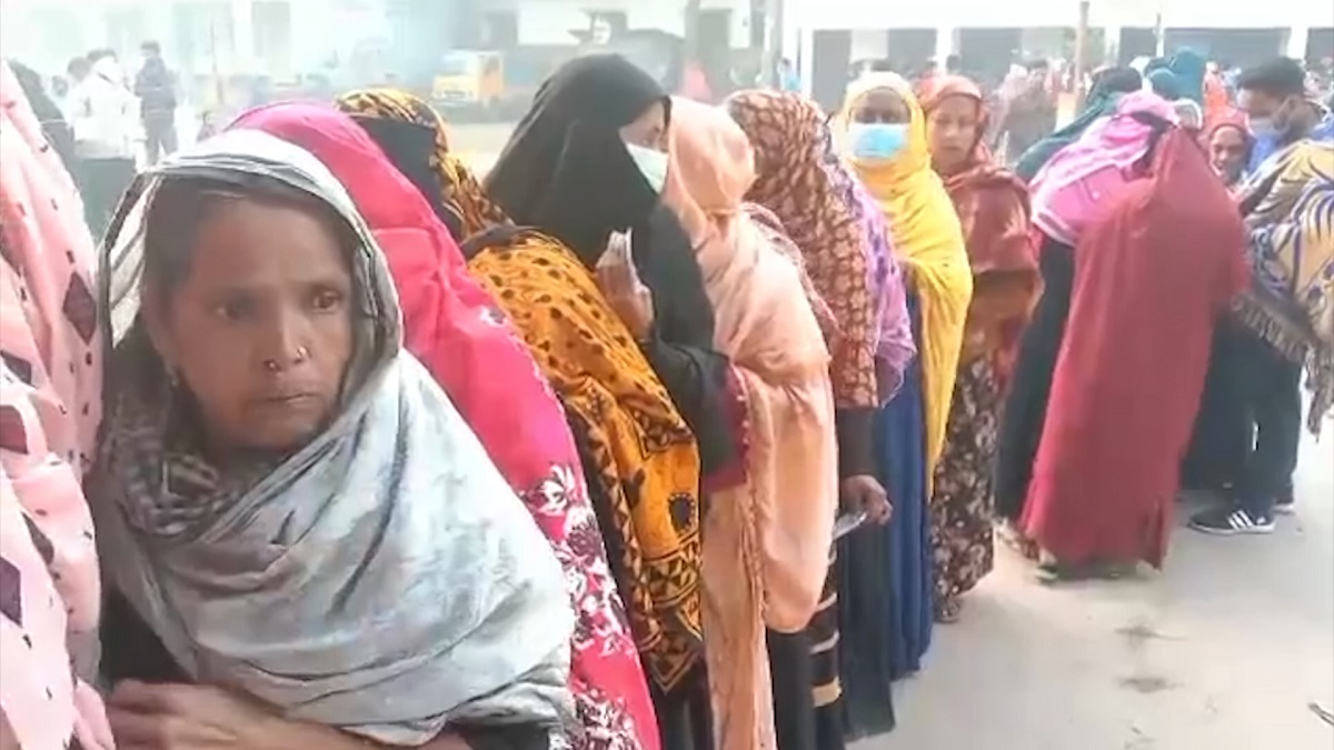 দেশজুড়ে ২১৭ ইউনিয়নে ভোটগ্রহণ চলছে ইভিএমে