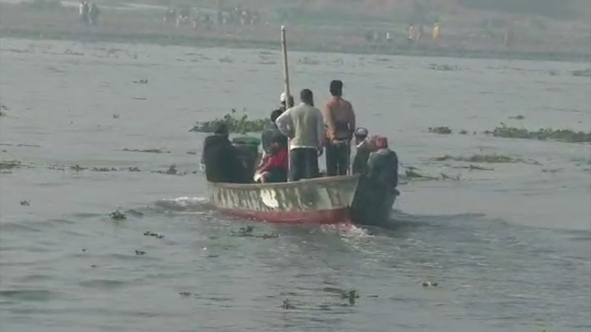 ফতুল্লার ট্রলারডুবিতে এখনও নিখোঁজ ১০ জন, চলছে উদ্ধার অভিযান