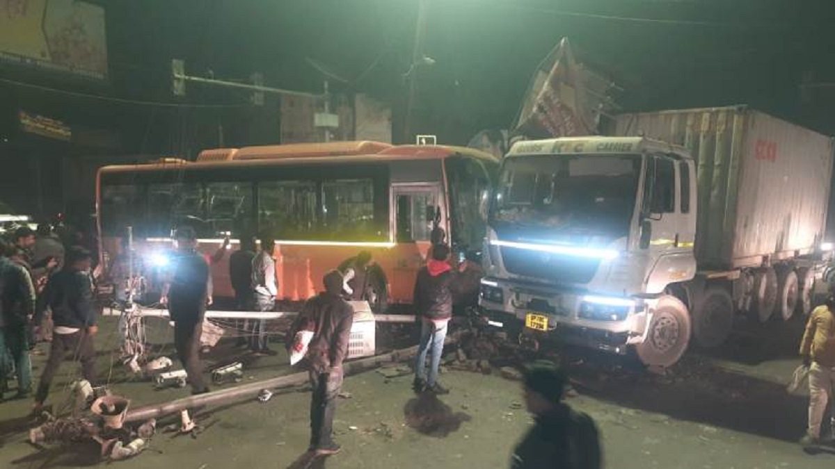 ভারতে ইলেক্ট্রিক বাস দুর্ঘটনায় নিহত ৬, আহত ১২