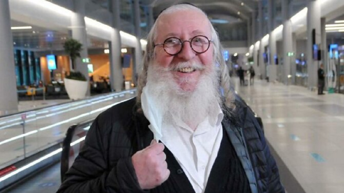 ঝড়ে আটকে পড়ে মসজিদে আশ্রয়, মুসল্লিদের সাথে ইবাদত ইহুদি ব্যক্তির