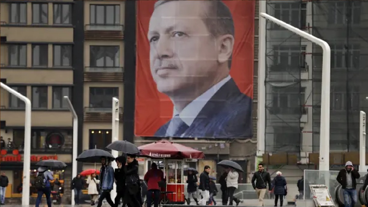 ‘প্রাসাদে ঢুকলে ষাঁড় রাজা হয় না, প্রাসাদ হয় গোয়ালঘর’ বলে গ্রেফতার সাংবাদিক