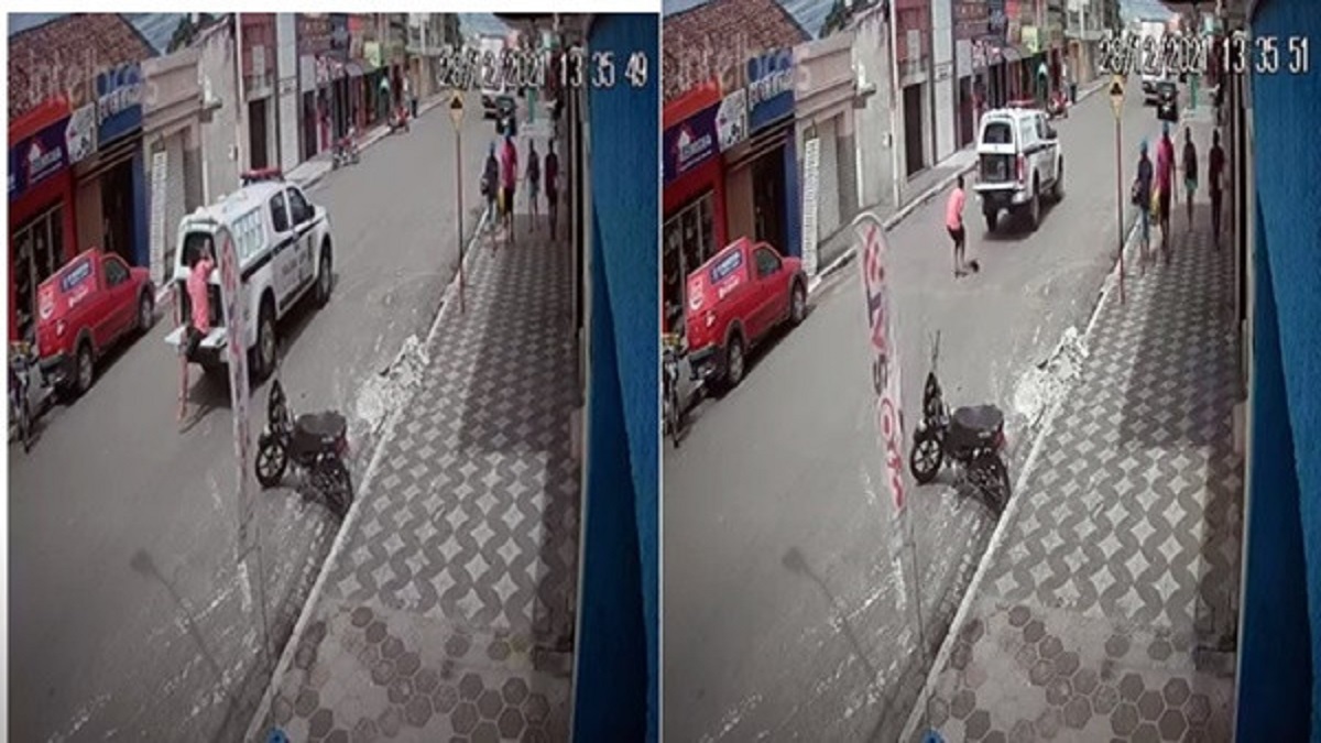 চলন্ত পুলিশ ভ্যান থেকে পালালেন হাতকড়া পরা কয়েদি