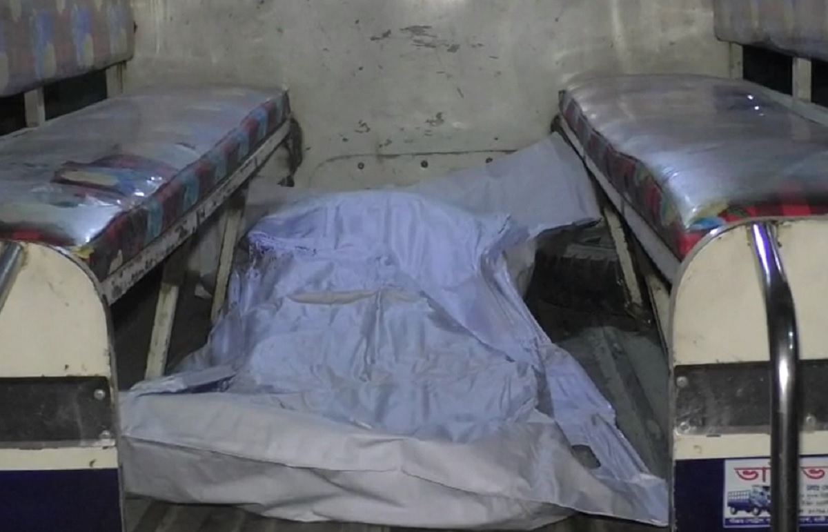 মাহেন্দ্র উল্টে মৃত্যু; ভয়ে লাশ গাড়িতে ফেলে পালালো সহকর্মীরা