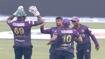 জয়ের পথে বরিশাল, লড়ছেন মিরাজ