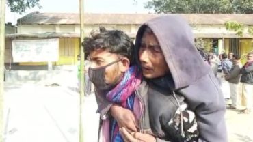ছেলের পিঠে চড়ে ভোট দিলেন দোমাসু রায়