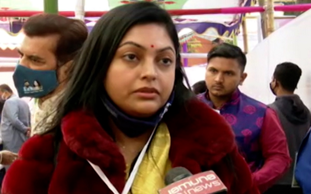 চাদরের নিচ থেকে ভোটারদের ২ হাজার করে টাকা দিয়েছেন জায়েদ: নিপুন (ভিডিও)