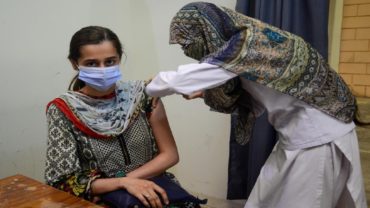 পাকিস্তানে শুরু বাড়িতে গিয়ে নারীদের টিকাদান কর্মসূচি