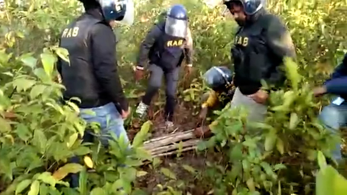 বান্দরবানের গহীন বন থেকে আগ্নেয়াস্ত্রসহ ৪ রোহিঙ্গা সন্ত্রাসী আটক