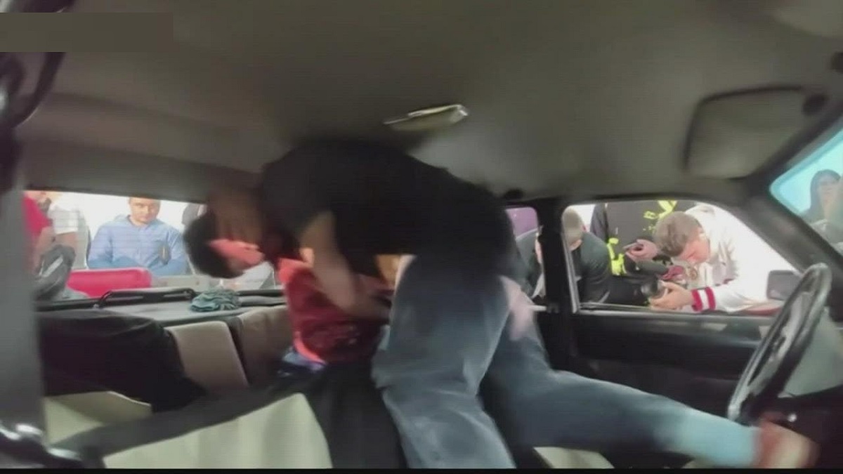 গাড়ির মধ্যে চলছে রেসলিং খেলা