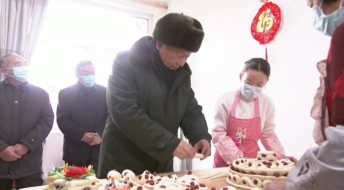 রুটি বানালেন চীনের প্রেসিডেন্ট!