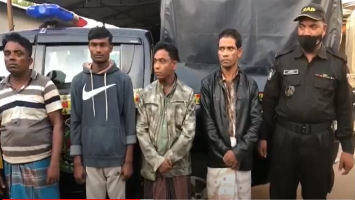 টেকনাফে ১১ মামলার আসামীসহ ৪ সন্ত্রাসী আটক, অস্ত্র-ইয়াবা উদ্ধার