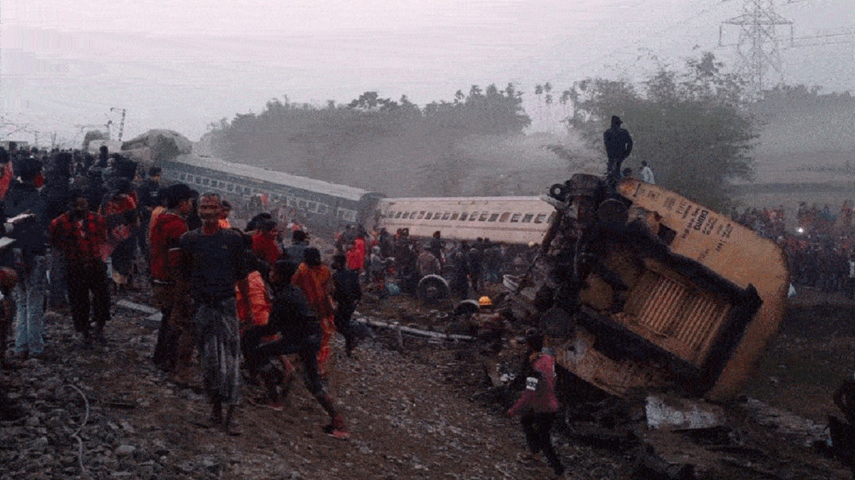 জলপাইগুড়িতে ভয়াবহ ট্রেন দুর্ঘটনা, বহু হতাহতের আশঙ্কা