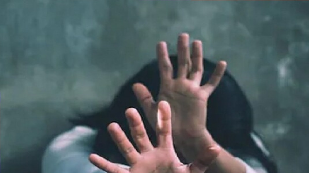 নিজের স্ত্রীকে ধর্ষণ করানোর জন্য বন্ধুকে বাড়িতে আমন্ত্রণ!