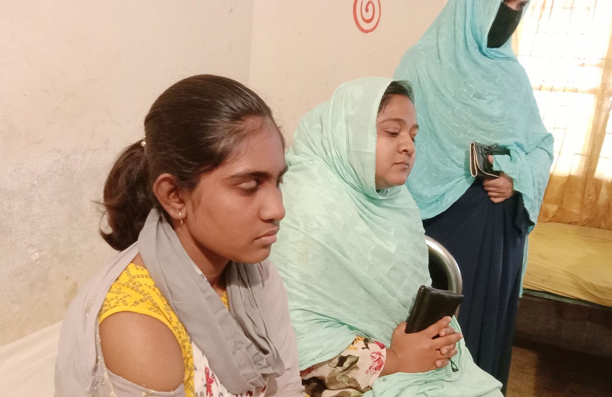 মোবাইলে ব্যস্ত নার্স দিলেন ৪ ডোজ টিকা, হাসপাতালে ভর্তি শিক্ষার্থী