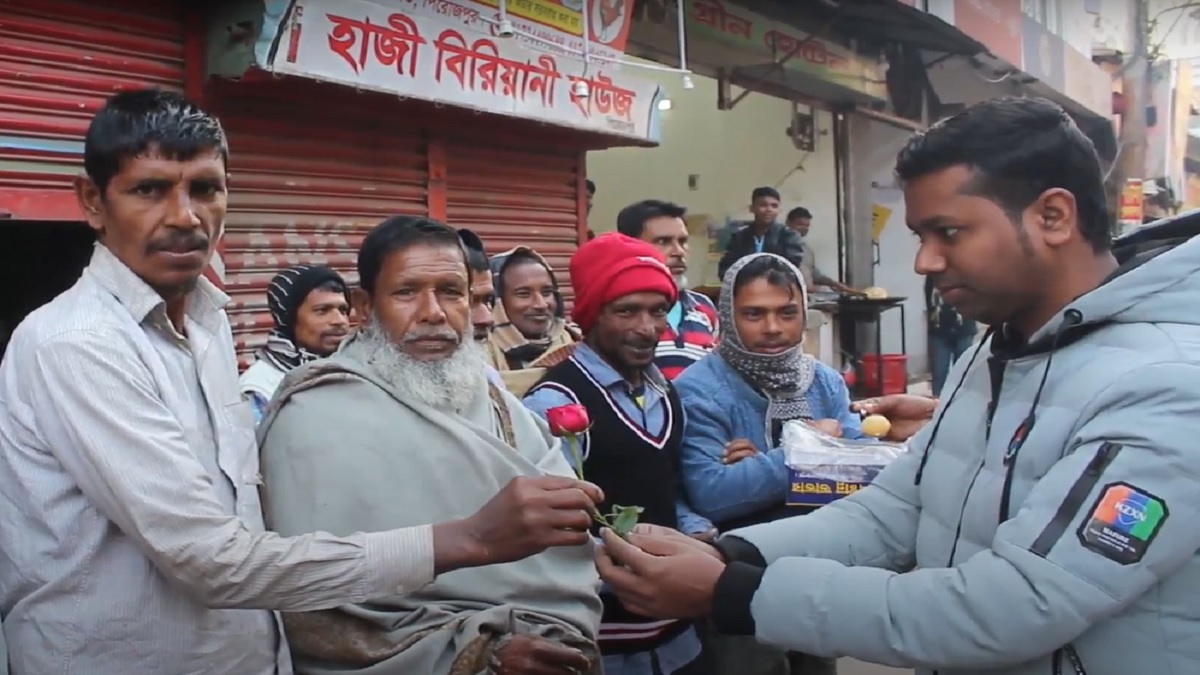 ভালোবাসা দিবসে মানুষের হাটে ফুল ও মিষ্টি নিয়ে একদল তরুণ
