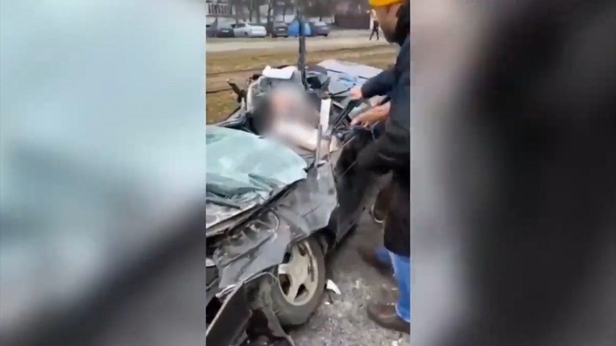 রাশিয়ান ট্যাংকের নিচে চাপা পড়েও প্রাণে বাঁচলেন গাড়ি চালক (ভিডিও)