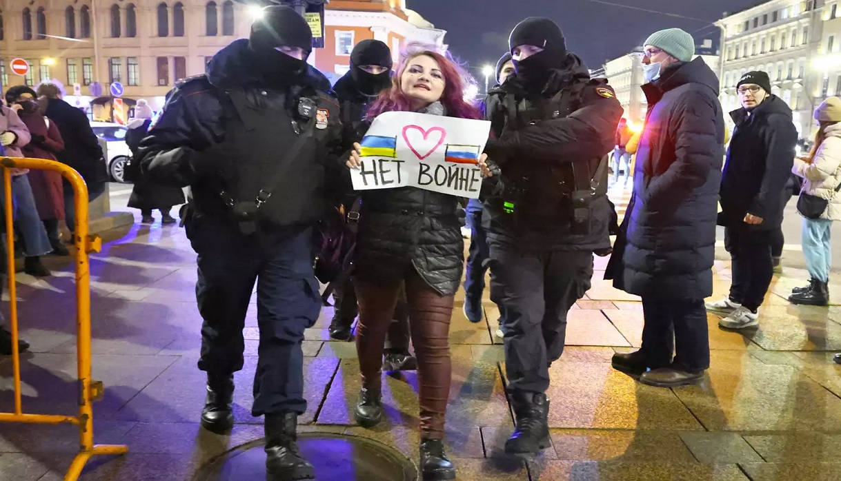 ইউক্রেনে হামলা: রাশিয়াসহ বিশ্বজুড়ে প্রতিবাদ, চলছে ধরপাকড়