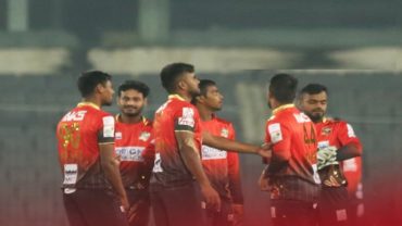 কুমিল্লার নিয়ন্ত্রিত বোলিংয়ে বড় স্কোর পেলো না বরিশাল