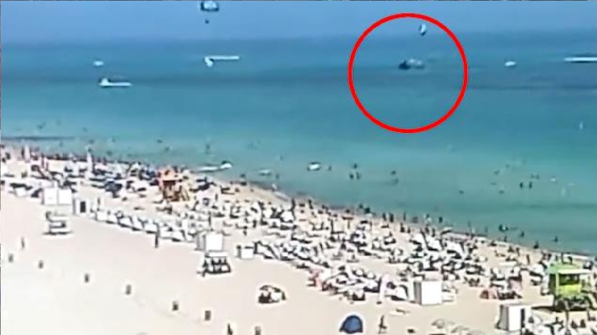 জনবহুল সমুদ্র সৈকতে আছড়ে পড়লো যাত্রীবাহী হেলিকপ্টার