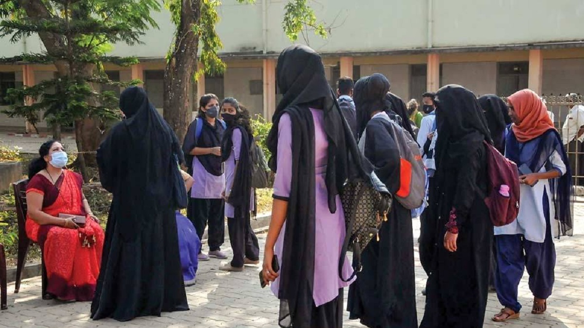 হিজাব খুলেই ক্লাস করতে হলো কর্ণাটকের ছাত্রীদের