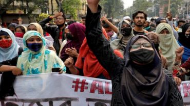 কর্ণাটকের শিক্ষা প্রতিষ্ঠানে ধর্মীয় পরিচয় বহনকারী সবকিছুর ওপর নিষেধাজ্ঞা
