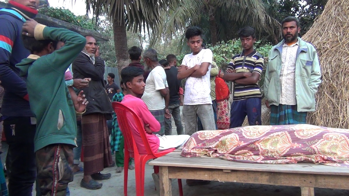 হিলিতে মা-বাবাকে কাছে না পেয়ে অভিমানে কিশোরের আত্মহত্যা