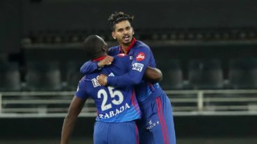আইপিএলে ফ্র্যাঞ্চাইজিগুলো যেসব খেলোয়াড়কে ধরে রাখছে