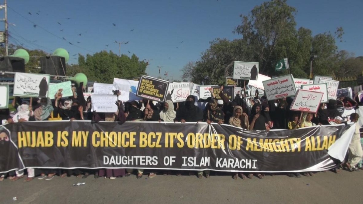 ভারতে শিক্ষা প্রতিষ্ঠানে হিজাব নিষিদ্ধের তীব্র নিন্দা জানালো পাকিস্তান
