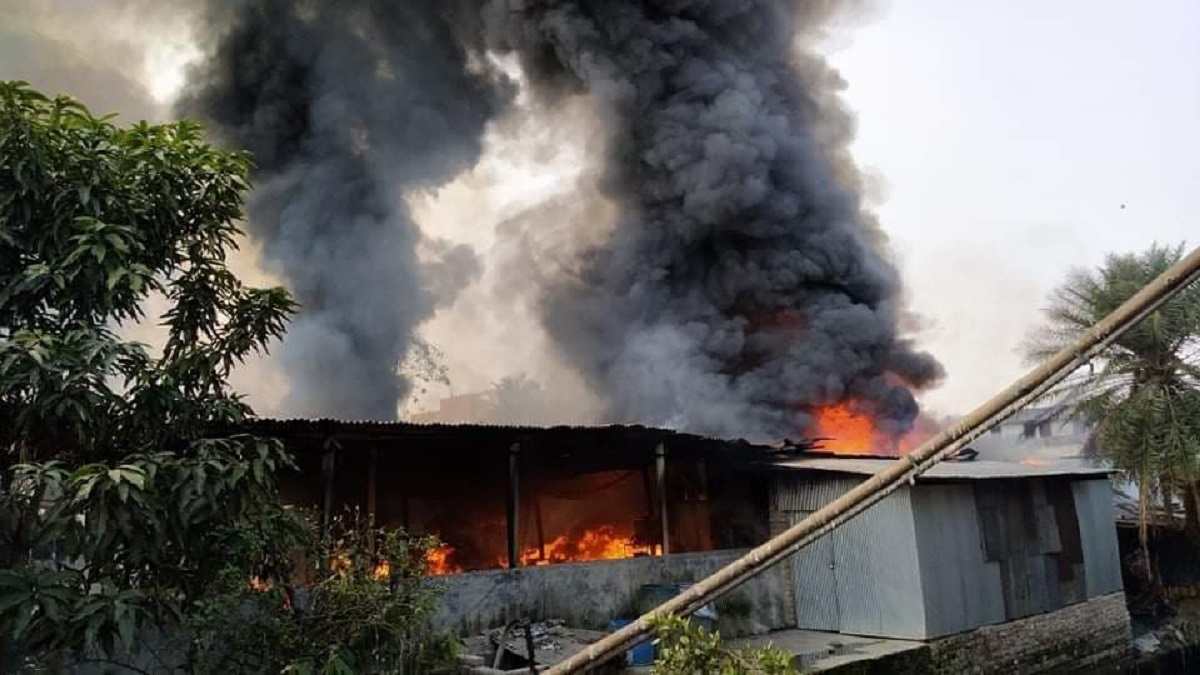 খুলনার পাইকারি কাঁচাবাজারে ভয়াবহ আগুন, ৪ কোটি টাকার ক্ষতি