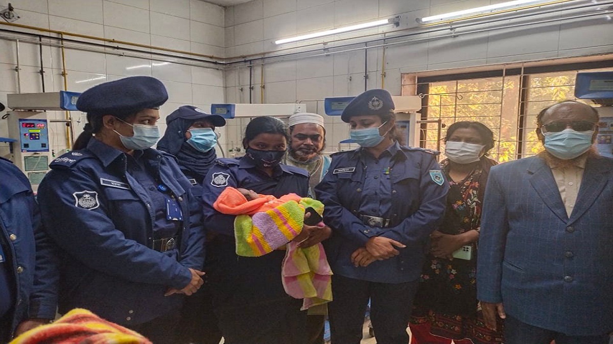 ডাস্টবিনে পাওয়া নবজাতকের পাশে পুলিশ; মা, নানী ও কথিত বাবা আটক